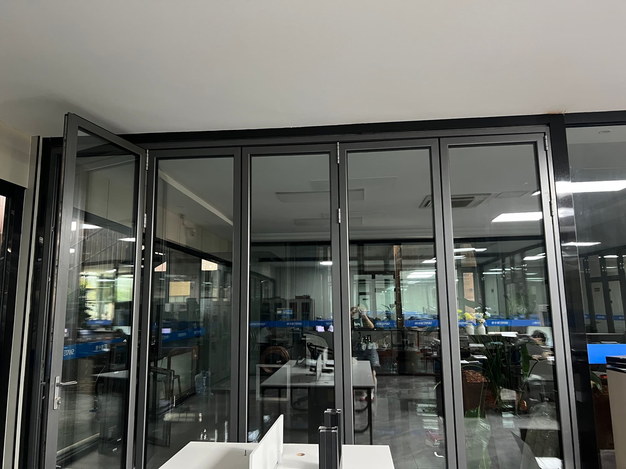 SKATE aluminum bifold patio door — thumbnail 2