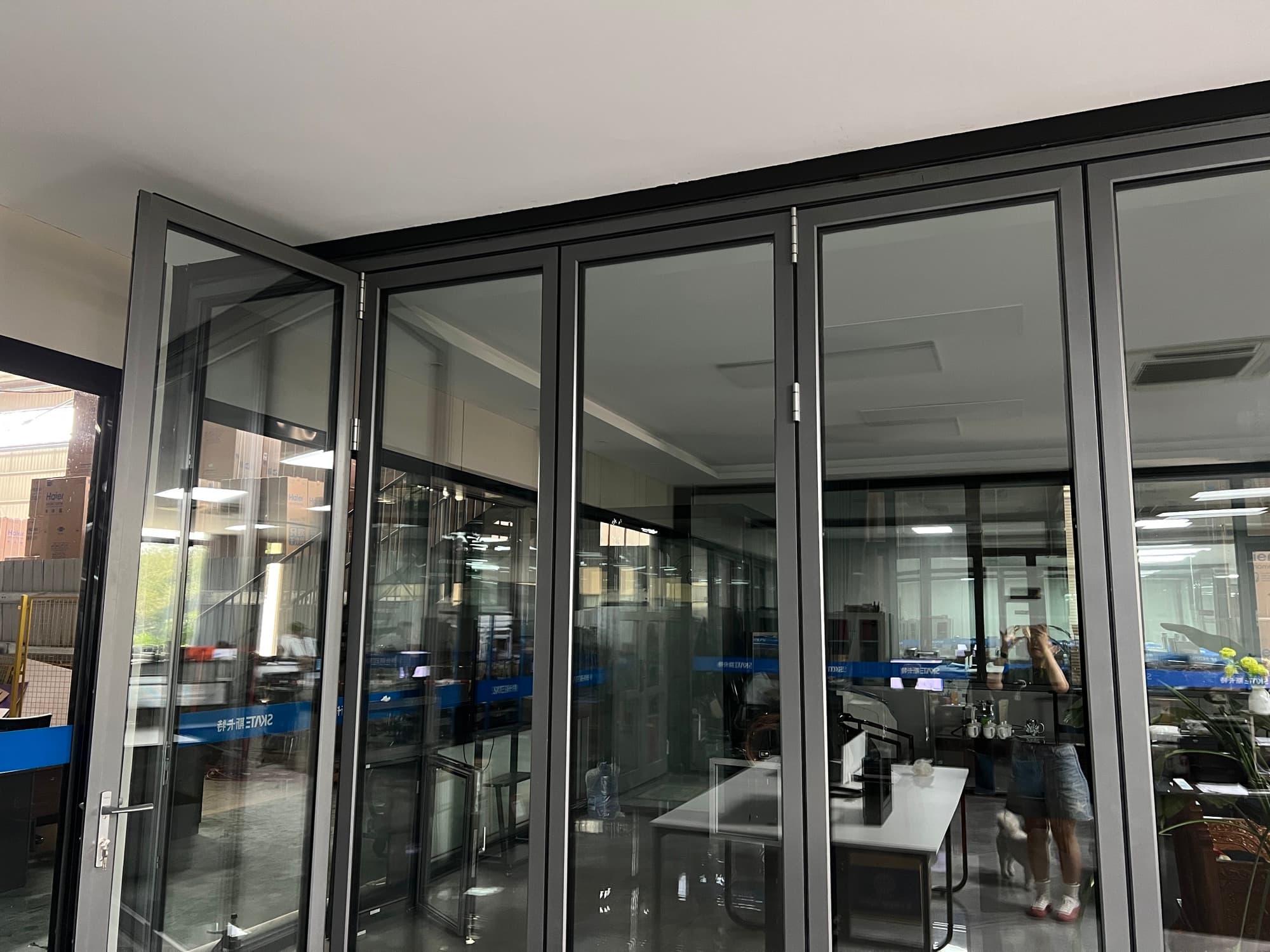 SKATE aluminum bifold patio door — thumbnail 3