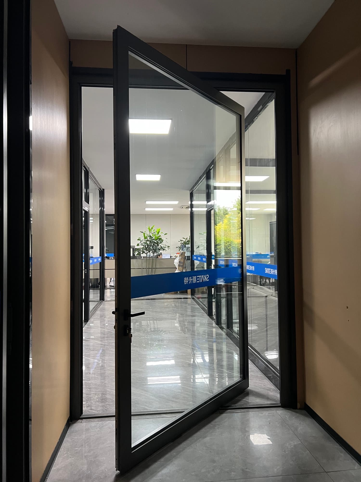 SKATE aluminum pivot door