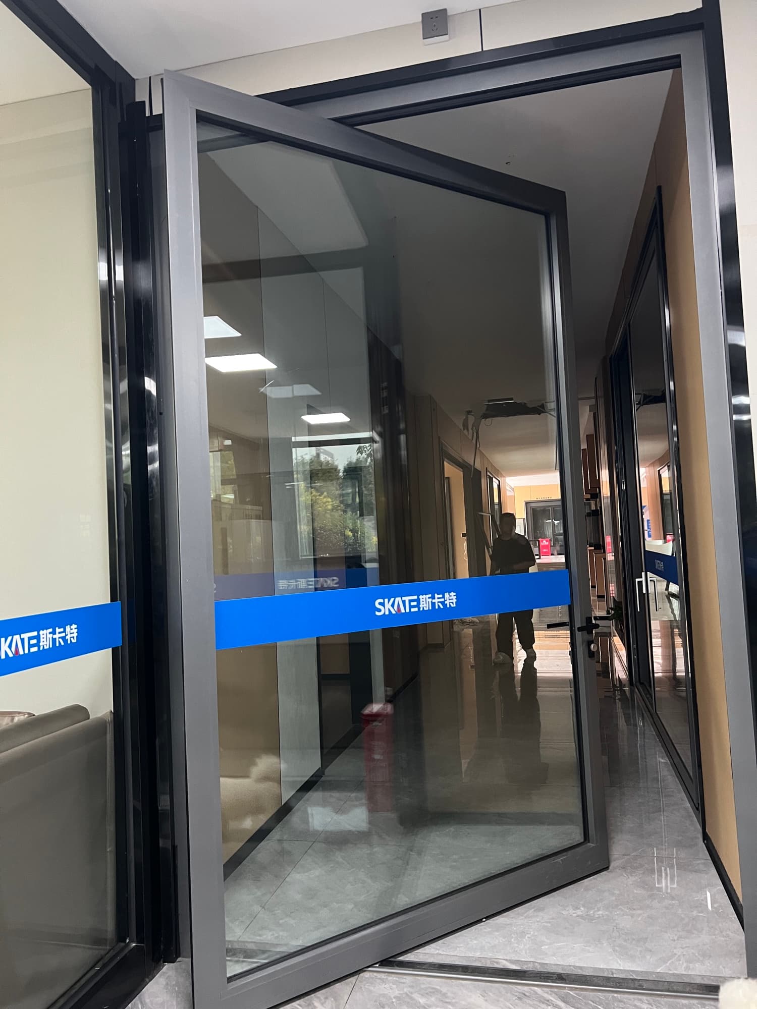 SKATE aluminum pivot door — thumbnail 2